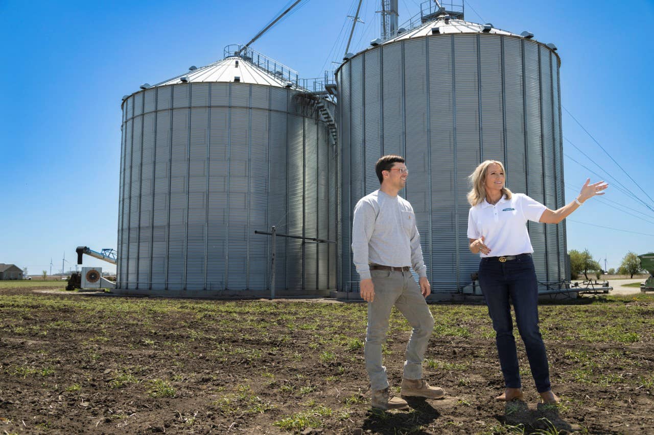 Crop agent talking to crop client